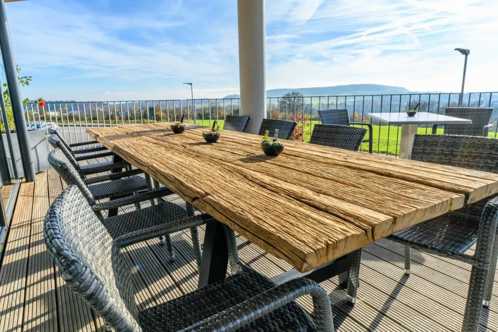 JENS KNOLLE | KNOLLE DESIGN Engener Hoehe Hotel Restaurant Rastanlage Engen Hegau Tisch7 KDS 4925